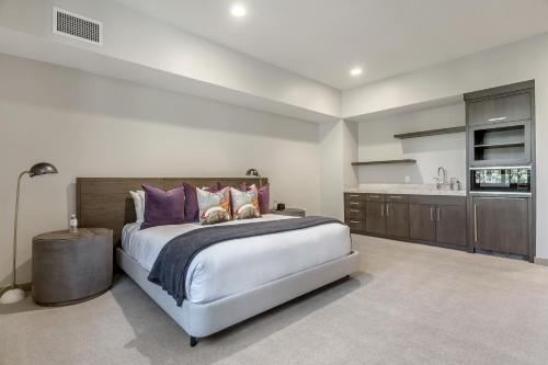 a bedroom with a large bed and a kitchen at Platinum Four Bedroom Suite apartment hotel in Park City