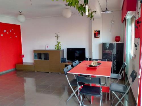 sala de estar con mesa roja y sillas en Zona CENTRO-Parking GRATUITO-NO WIFI, en Castellón de la Plana