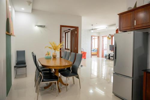 kuchnia i jadalnia ze stołem i lodówką w obiekcie Anna Luxury Apartment w mieście Vung Tau