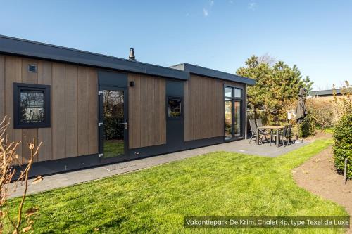 a modern house with a courtyard and a yard at Vakantiepark De Krim Texel in De Cocksdorp