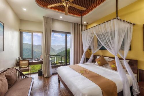 um quarto com uma cama e uma varanda com montanhas em Central hills Puluong resort em Hương Bá Thước