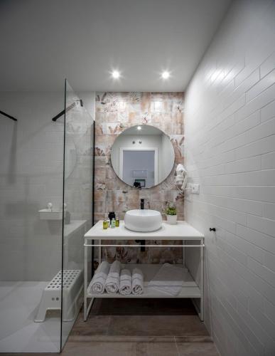 a bathroom with a sink and a mirror at Apartamentos Rosa Velázquez in Mérida