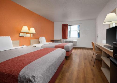 Habitación de hotel con 2 camas y escritorio en Motel 6-Buena Park, CA - Knotts Berry Farm - Disneyland, en Buena Park