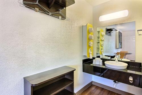 y baño con lavabo y espejo. en Motel 6-Sunnyvale, CA - South, en Sunnyvale