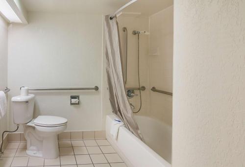 La salle de bains est pourvue de toilettes, d'une baignoire et d'une douche. dans l'établissement Motel 6-Ocala, FL - Conference Center, à Ocala Ridge