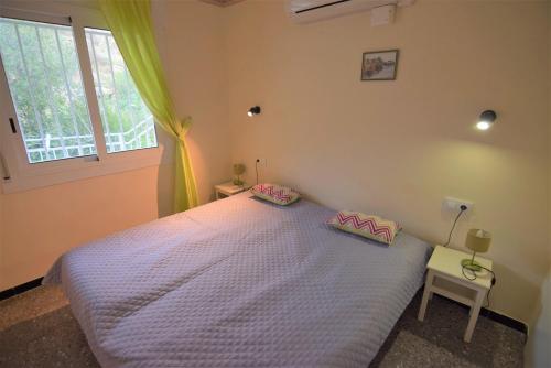 ein Schlafzimmer mit einem großen weißen Bett mit zwei Kissen in der Unterkunft Apartamento con vista impresionante a la bahía de Roses-189 in Roses