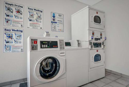 a washing machine and a dryer in a room at Motel 6-Tallahassee, FL - Downtown in Tallahassee