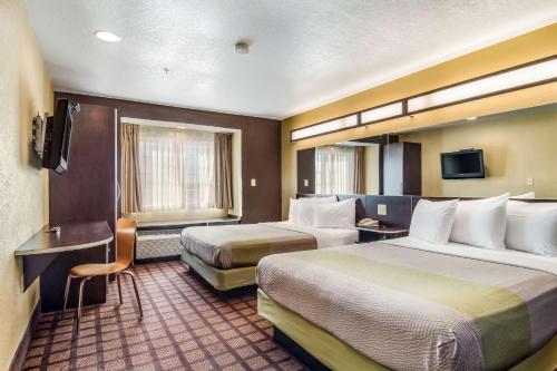 Habitación de hotel con 2 camas y TV en Motel 6-Canton, GA, en Canton
