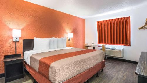 um quarto de hotel com uma cama grande e uma janela em Motel 6-Elk Grove Village, IL em Itasca