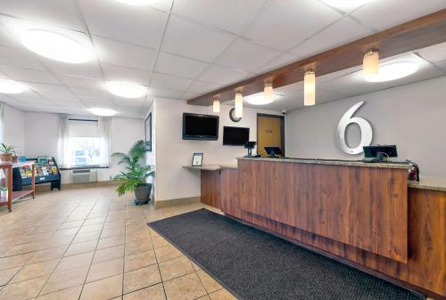 Una televisión o centro de entretenimiento en Motel 6-Cedar Rapids, IA - Airport