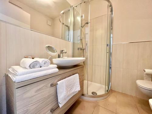 La salle de bains est pourvue d'un lavabo et d'une douche. dans l'établissement "Le Berkeley" Vue Mer, Centre, Parking, à Menton