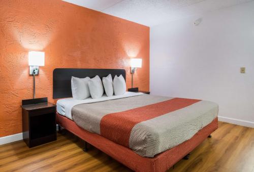 Ένα ή περισσότερα κρεβάτια σε δωμάτιο στο Motel 6-Prospect Heights, IL