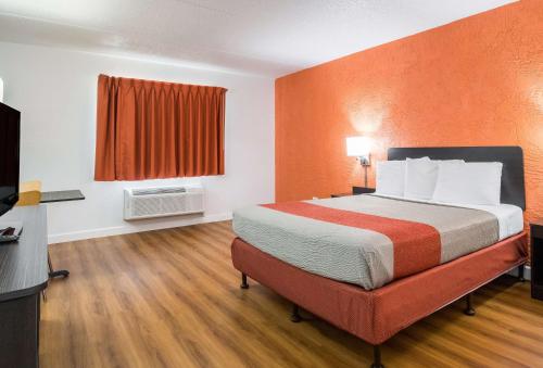 Ένα ή περισσότερα κρεβάτια σε δωμάτιο στο Motel 6-Prospect Heights, IL