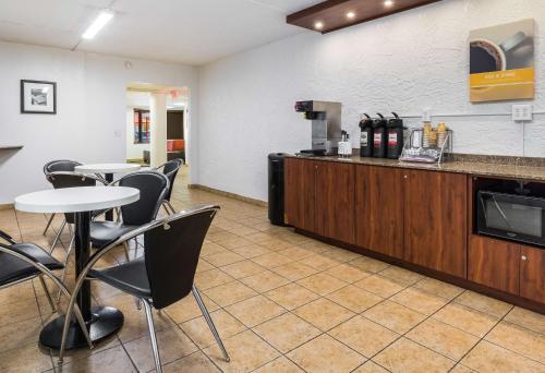Η κουζίνα ή μικρή κουζίνα στο Motel 6-Prospect Heights, IL