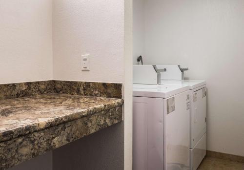y baño con lavabo, lavadora y secadora. en Motel 6-Prospect Heights, IL, en Prospect Heights