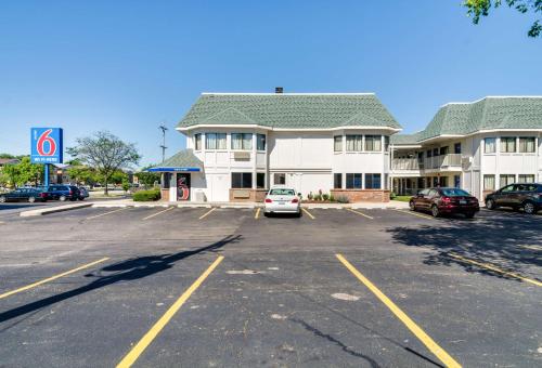 an empty parking lot in front of a building at Motel 6-Schiller Park, IL - Chicago O'Hare in Rosemont