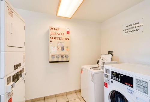 a laundry room with a washer and dryer at Motel 6-Schiller Park, IL - Chicago O'Hare in Schiller Park