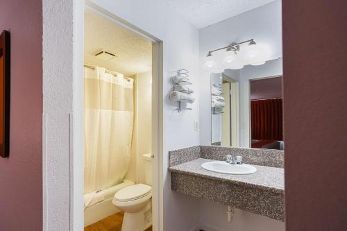 W łazience znajduje się umywalka, toaleta i lustro. w obiekcie Motel 6-Vicksburg, MS w mieście Vicksburg