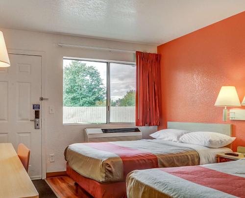 una camera d'albergo con due letti e una finestra di Motel 6-Portland, OR - Central a Portland