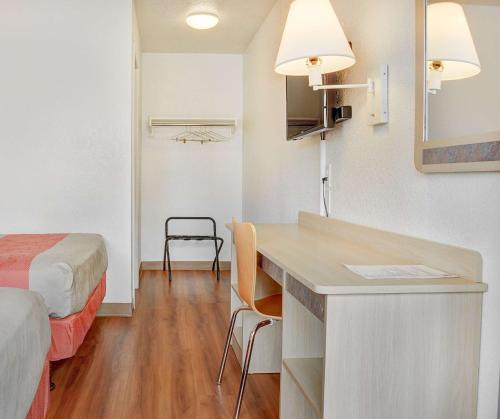 een kamer met een bed en een bureau in een kamer bij Motel 6-Portland, OR - Central in Portland