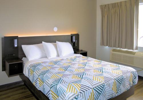 Postel nebo postele na pokoji v ubytování Motel 6-Reno, NV - Livestock Events Center