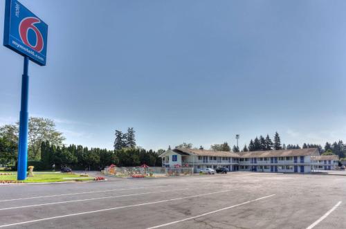 an empty parking lot in front of a building at Motel 6-Tigard, OR - Portland South - Lake Oswego in Tigard