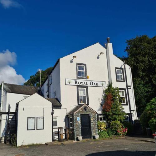 um edifício branco com um sinal que lê carvalho real em Royal Oak em Keswick