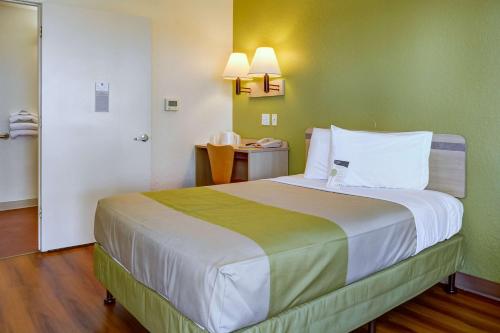 ein Schlafzimmer mit einem großen Bett in einem Zimmer in der Unterkunft Motel 6-Eugene, OR - South Springfield in Eugene