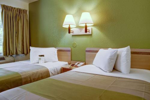 a hotel room with two beds and two lamps at Motel 6-Eugene, OR - South Springfield in Eugene