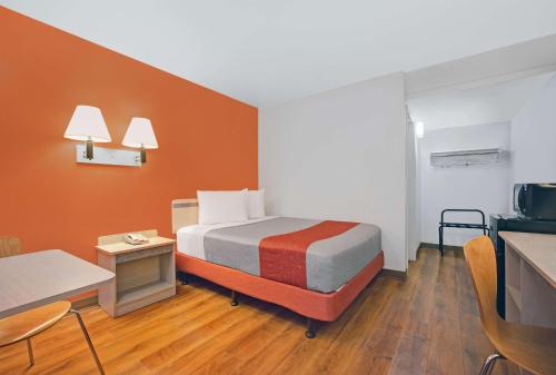 Cette petite chambre comprend un lit et une cuisine. dans l'établissement Motel 6-Troutdale, OR - Portland East, à Troutdale