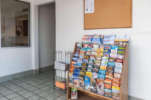 Σούπερ μάρκετ ή άλλα καταστήματα σε αυτό το ξενοδοχείο ή εκεί κοντά