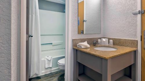 La salle de bains est pourvue d'un lavabo et de toilettes. dans l'établissement Motel 6-Milwaukee, WI - Glendale, à Glendale