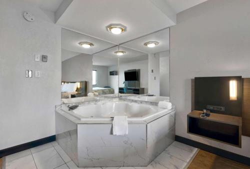 een grote witte badkamer met een groot bad bij Motel 6-Oak Creek, WI in Oak Creek