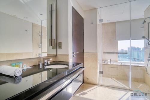 ドバイにあるDecadent 2BR in The Address Residences Dubai Marina by Deluxe Holiday Homesのバスルーム(洗面台、鏡付)