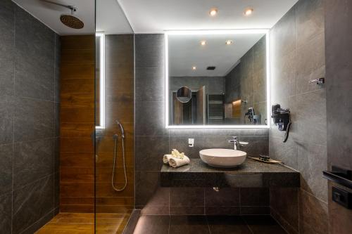 a bathroom with a sink and a mirror at Grand Hotel Therme in Banya