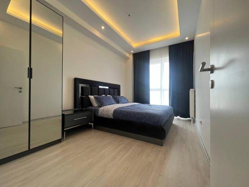 - une chambre avec un lit et un grand miroir dans l'établissement Luxury Apartment, à Istanbul