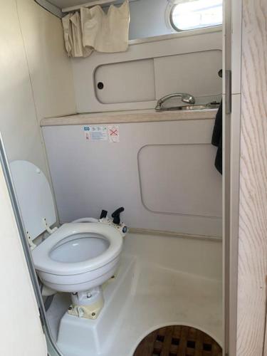 Elle comprend une petite salle de bains pourvue de toilettes. dans l'établissement Bateau à quai au Brusc, confort, coucher de soleil, calme, à Six-Fours-les-Plages