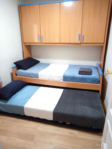Cama o camas de una habitación en Doble oro individual be near Sevilla Center FREE PARKING