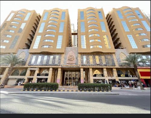 a large building with two tall buildings at Al Tayseer Towers Tuwa Hotel فندق ابراج التيسير طوى in Mecca