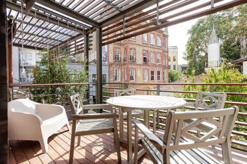 patio con mesa y sillas en el balcón en NOA - Ali Hoca 6, en Estambul