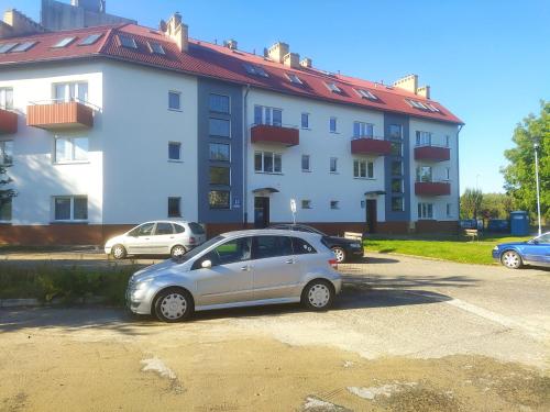 mały srebrny samochód zaparkowany przed budynkiem w obiekcie Apartament Italia Faktura VAT w Koszalinie