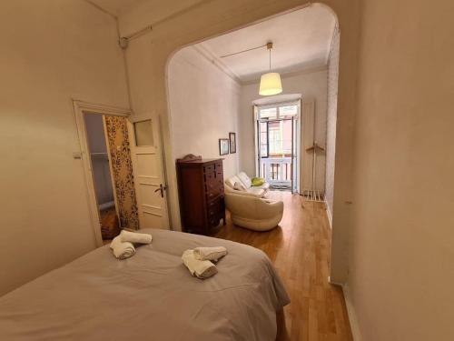 um quarto com uma cama e uma sala de estar em 122A - Emblemática vivienda en Playa San Lorenzo em Gijón