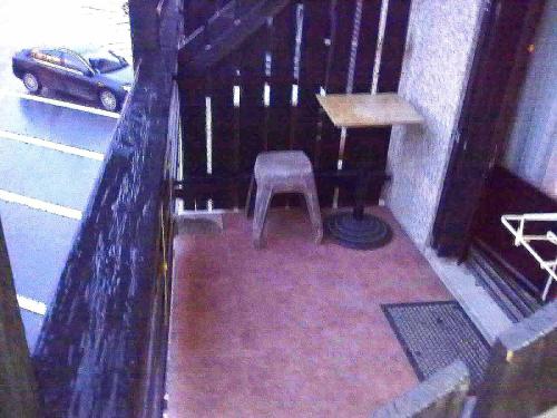 een stoel in de hoek van een balkon bij Appartement au pied des pistes de st lary in Saint-Lary-Soulan