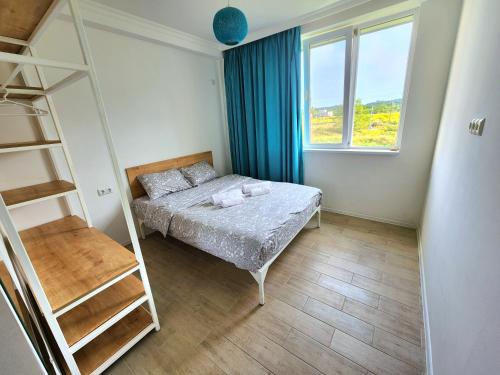 ein kleines Schlafzimmer mit einem Bett und einer Leiter in der Unterkunft beachfront apartments ,,kapro-one,, in Ureki