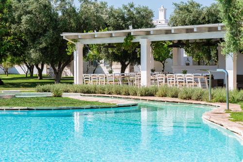 basen z altaną i niebieską wodą w obiekcie Masseria Don Luigi-Luxury Farmhouse w mieście Savelletri di Fasano
