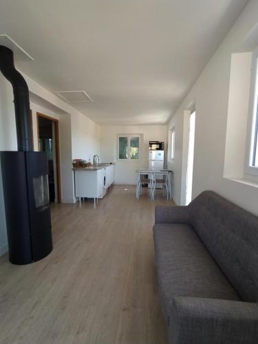 - un salon avec un canapé et une cuisinière dans l'établissement Les terrasses de la vallée du miel, à Vaumeilh