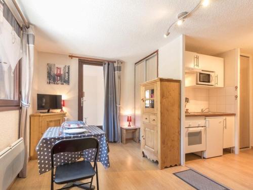 une petite cuisine avec une table dans une pièce dans l'établissement Studio cosy 2 pers avec balcon à Serre-Chevalier, ski et parking privé - FR-1-330E-22, à Saint-Chaffrey