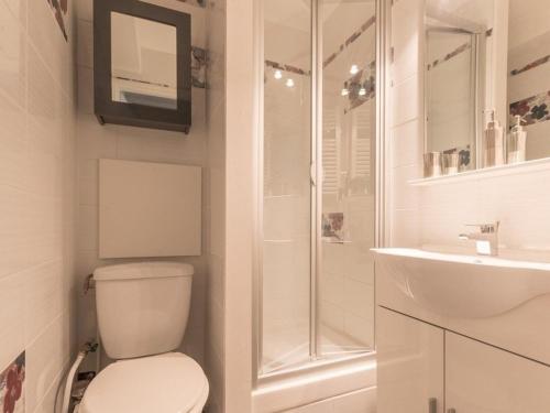 une salle de bain blanche avec des toilettes et un lavabo dans l'établissement Studio cosy 2 pers avec balcon à Serre-Chevalier, ski et parking privé - FR-1-330E-22, à Saint-Chaffrey