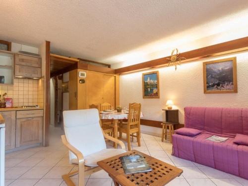 un salon avec un canapé violet et une table dans l'établissement Charmant Studio 4 Pers. avec Balcon à Serre-Chevalier, Parking Inclus - FR-1-330E-11, à Saint-Chaffrey