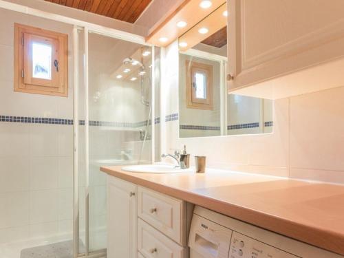 une salle de bain avec un lavabo et une douche dans l'établissement Chalet spacieux 8 pers. avec cheminée et TV à Serre-Chevalier, Chantemerle - FR-1-330E-19, à Saint-Chaffrey